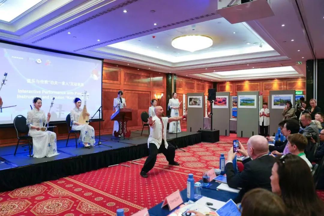 文旅活动现场瓷乐队与英国网红“功夫一家人”互动表演