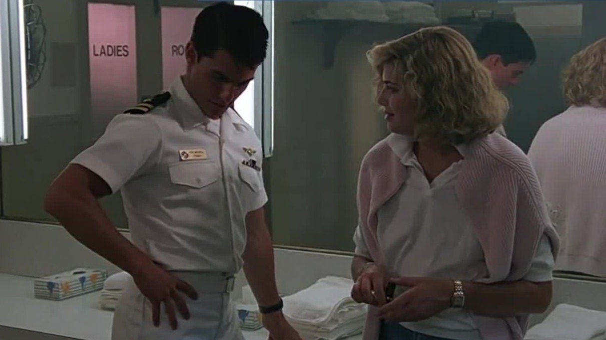 性侵、种族歧视等问题层出不穷，五角大楼如何用电影洗白美军？