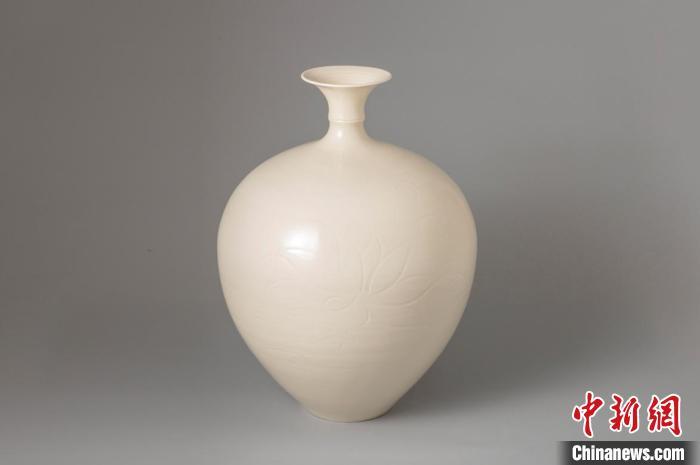 庞永辉大师的定窑白釉刻花瓶。上海市人社局供图