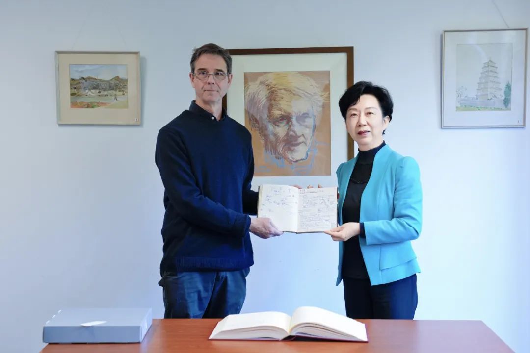 英国当地时间9月16日，景德镇市委书记胡雪梅率该市代表团来到英国剑桥李约瑟研究所，会见该所负责人Sue Bennett、John Moffett。微信公众号“景德镇发布” 图