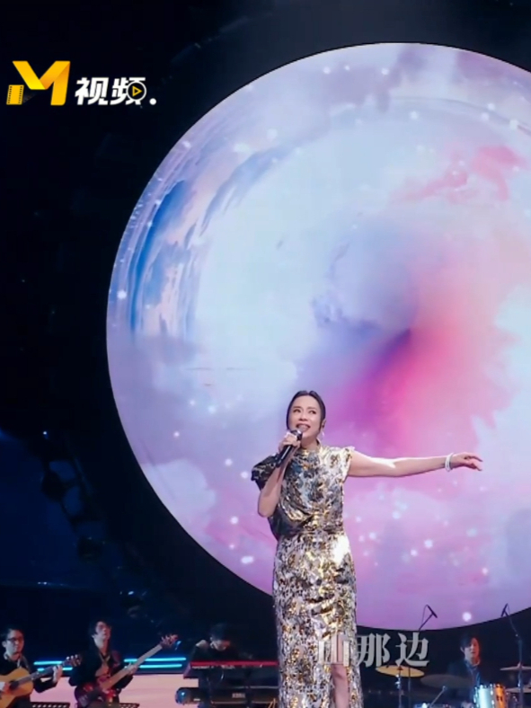 #黄绮珊白举纲对唱向云端 你听过黄绮珊对唱版的《向云端》吗?大湾区电影音乐晚会,黄绮珊和白举纲献唱经典歌曲《向云端》,一起来看现场视频 ...