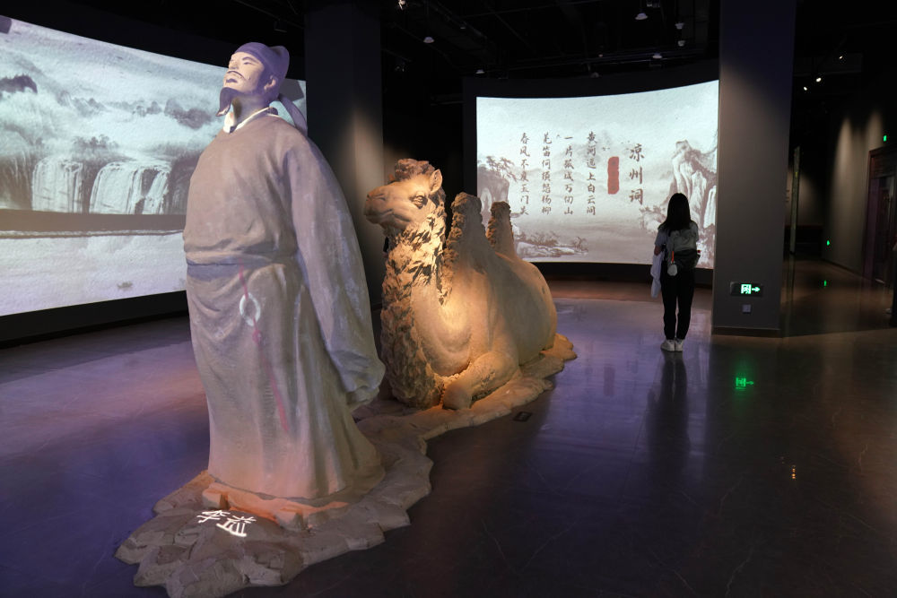 7月9日，游客在武威汉唐天马城凉州词馆参观。新华社记者　马宁　摄