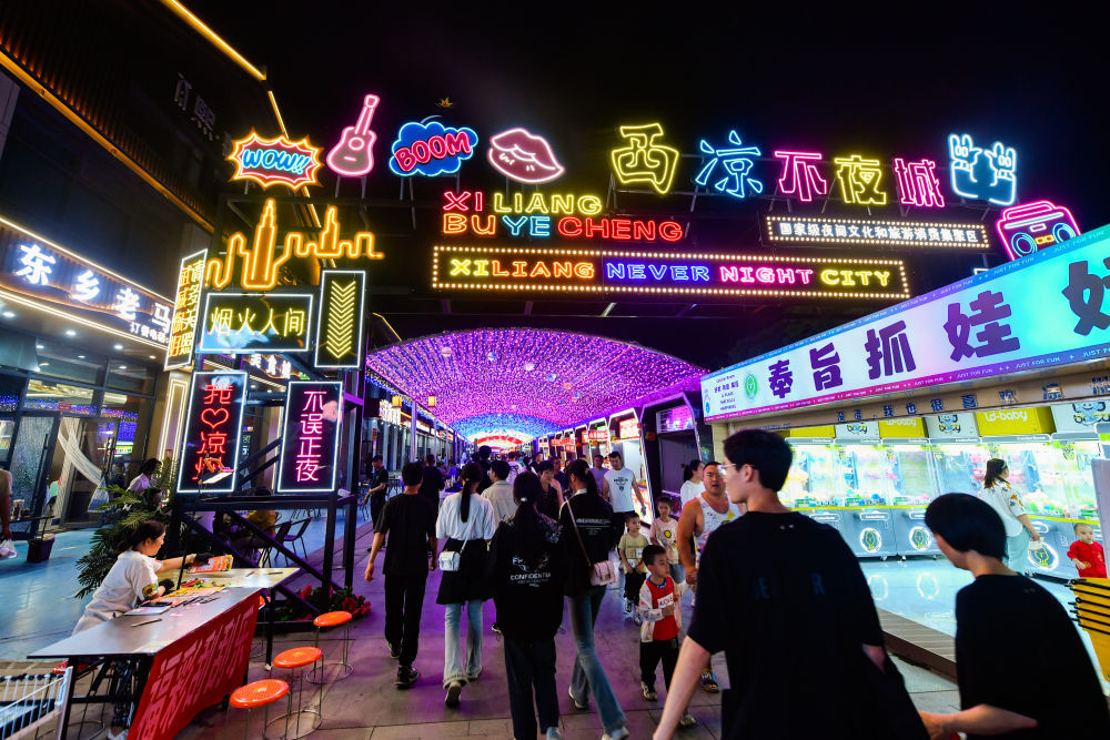 7月9日，游客游览武威“西凉不夜城”夜市。新华社记者　郎兵兵　摄