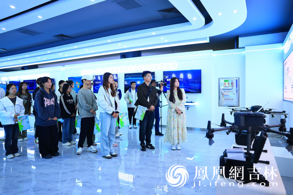 净月粉丝节在吉林省数字农业产业园区参观。