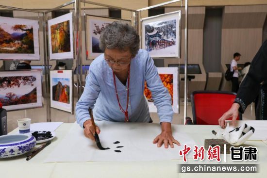 图为书画家创作。