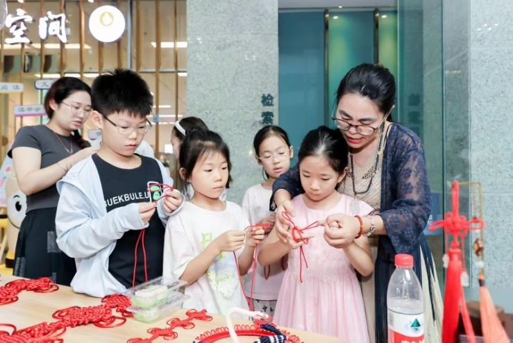 何翔宁辅导小朋友做手工