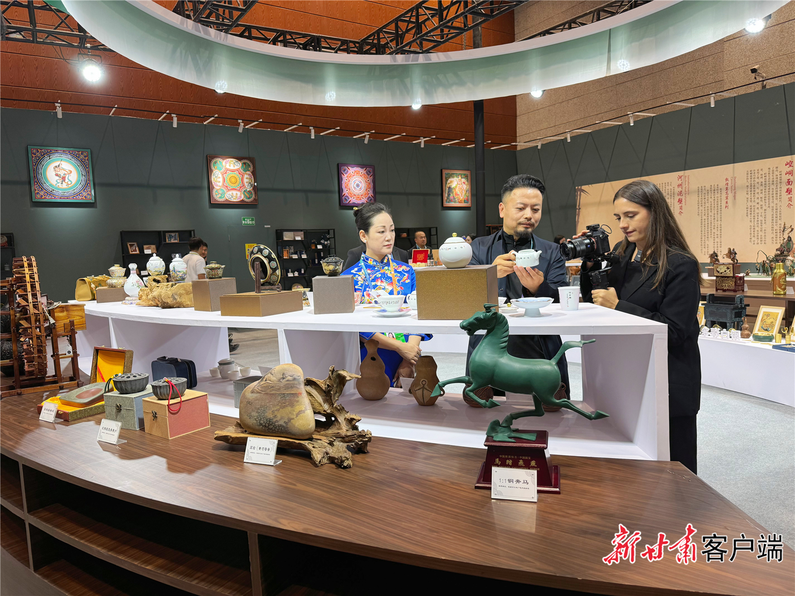 非遗及文创精品展区展品吸睛（本文组图：新甘肃&middot;甘肃日报记者　李永萍）