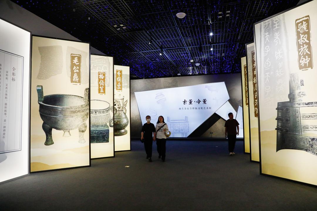 观众在山东博物馆欣赏“古董·今董——山左金石全形拓文化艺术展”。