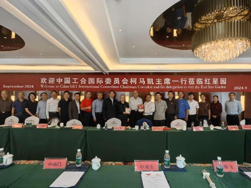 座谈结束后，柯马凯为红星园参会人员亲手佩戴工合徽章后集体合影