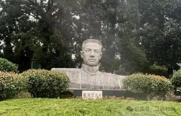 南丰一中的赵醒侬雕像