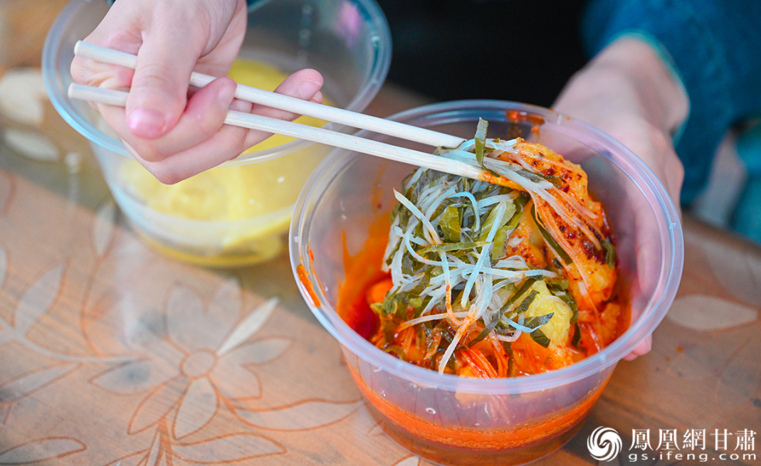 陇南洋芋搅团细腻软糯、酸辣开胃