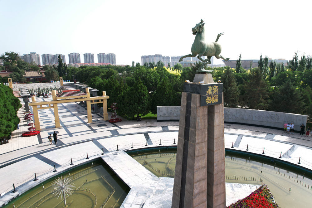 7月9日拍摄的武威雷台汉墓景区中的铜奔马雕塑（无人机照片）　新华社记者　范培珅　摄