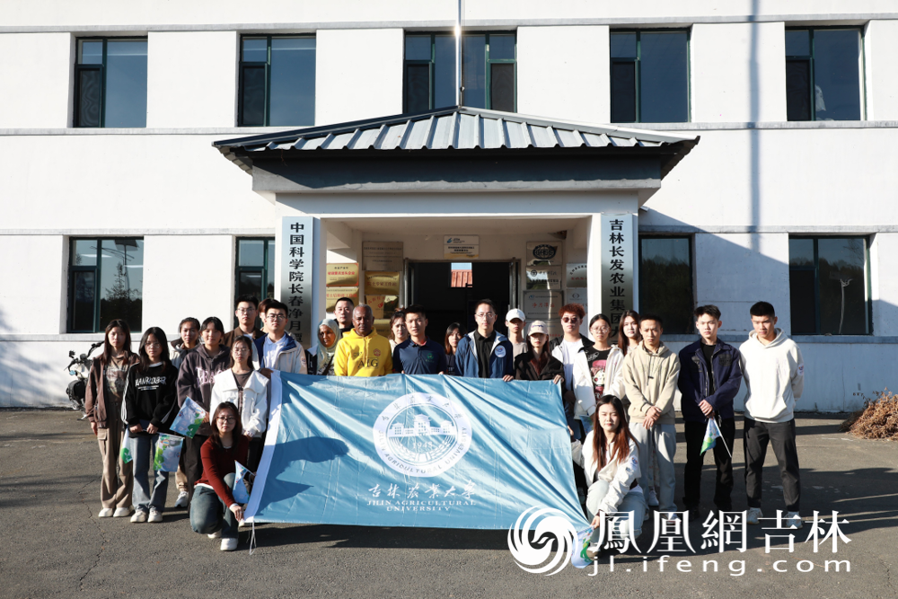 净月粉丝节在大豆种业“育繁推”基地参观。