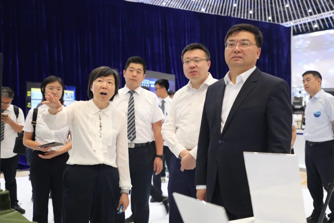 海格通信首席科学家蒋晓红在展区为嘉宾进行讲解