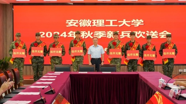 郭永存为新兵颁发入伍奖励金