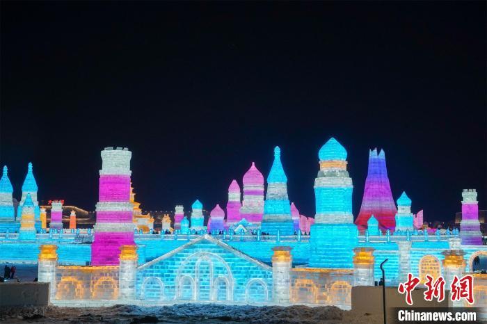 哈尔滨冰雪大世界“穿越城堡”景观，呈现俄罗斯城堡的异域风情。赵宇航 摄