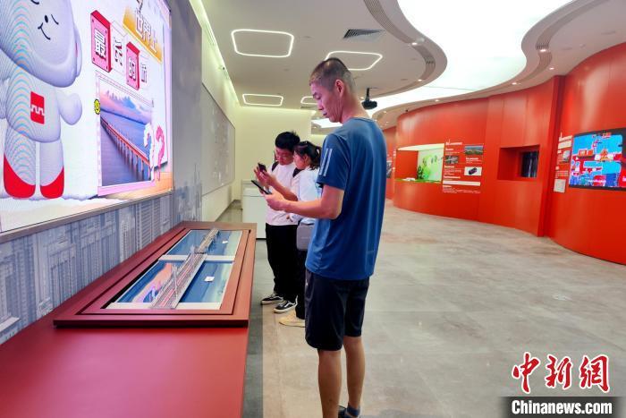 图为民众在西安地铁博物馆内参观。　西安市轨道交通集团 供图