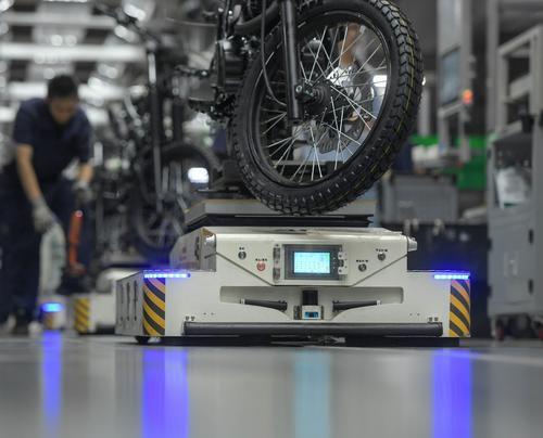 ▲重庆宗申机车工业制造有限公司，高端摩托车生产数字化车间的AGV小车搭载着摩托车架在各个工位上移动。记者 张锦辉 摄