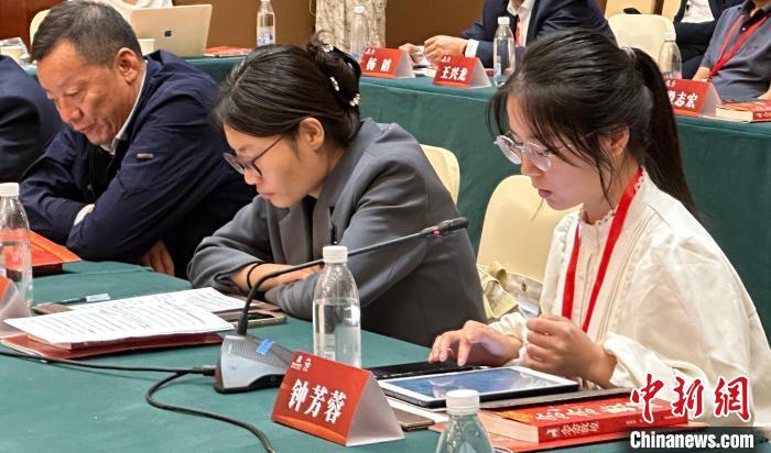 9月23日,敦煌研究院建院80周年座谈会在敦煌召开。图为“北大考古女孩”钟芳蓉发言。丁思 摄