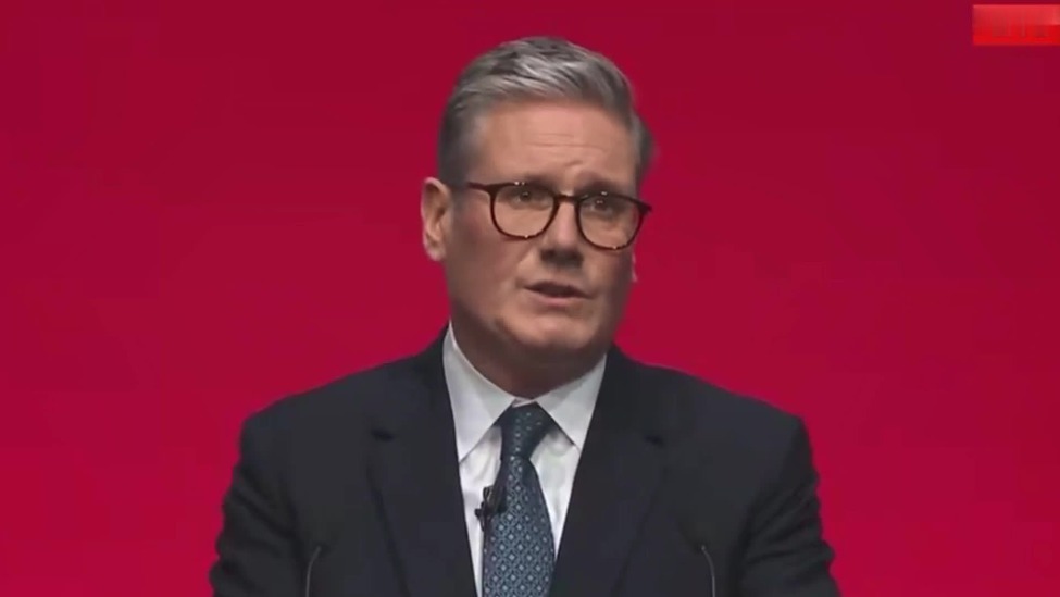 英国首相演讲时口误呼吁让以色列“香肠”回家，视频热传引发争议