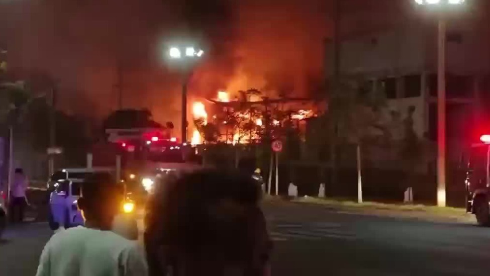 沃格光电工厂起火，多辆消防车已赶赴现场