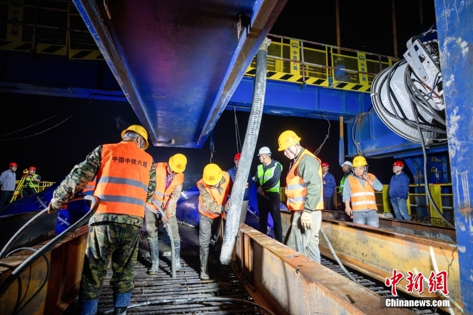 雄商高铁河北段最大跨度加劲连续梁拱成功合龙