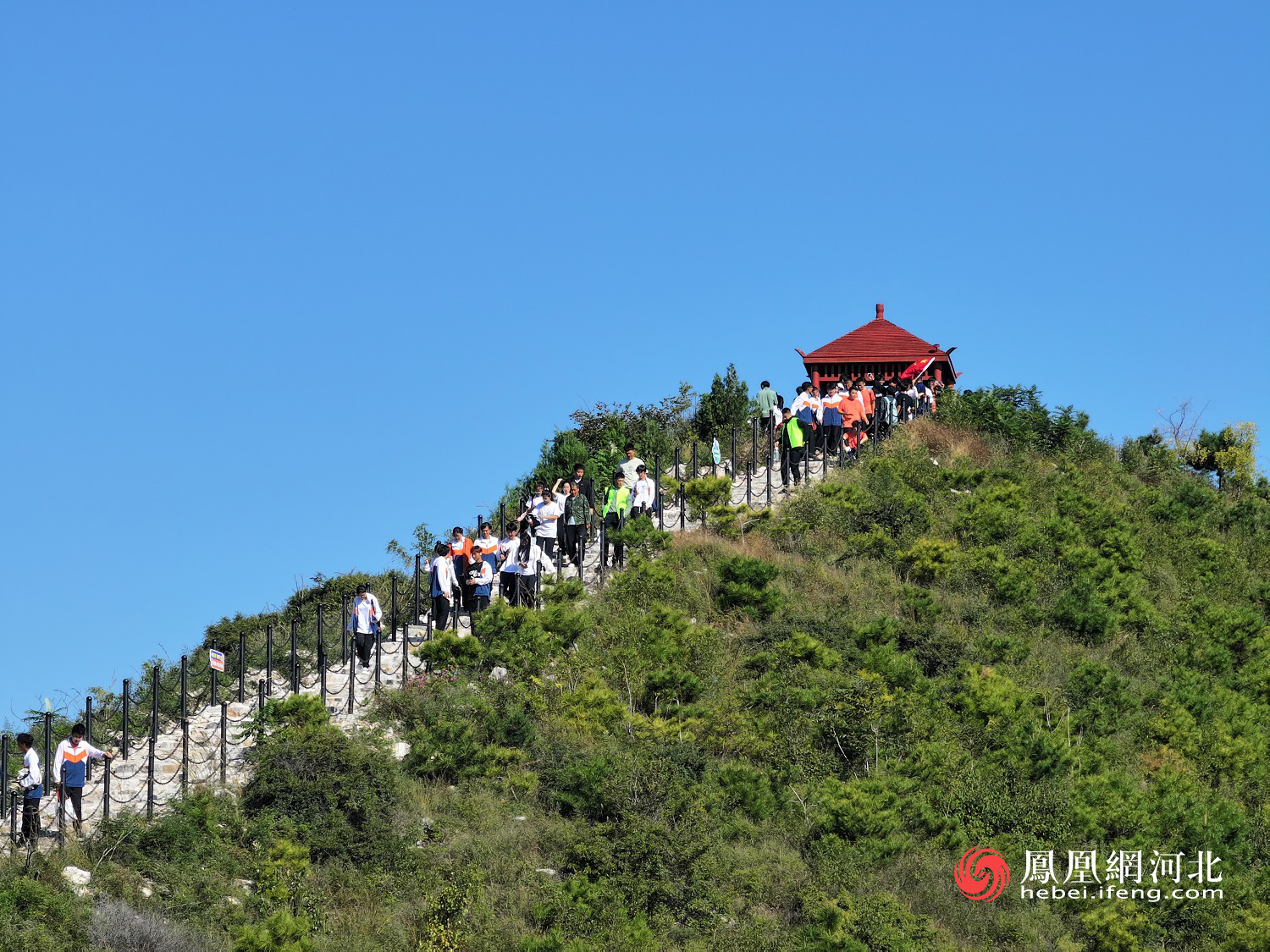 登山爱好者及高校大学生正在有序登山 周东昊摄