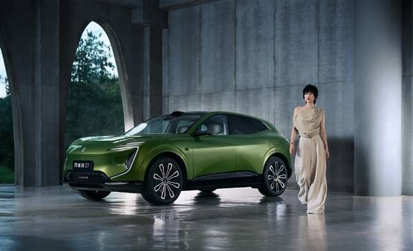 阿维塔07全球代言人姚安娜晒美图:人美车帅