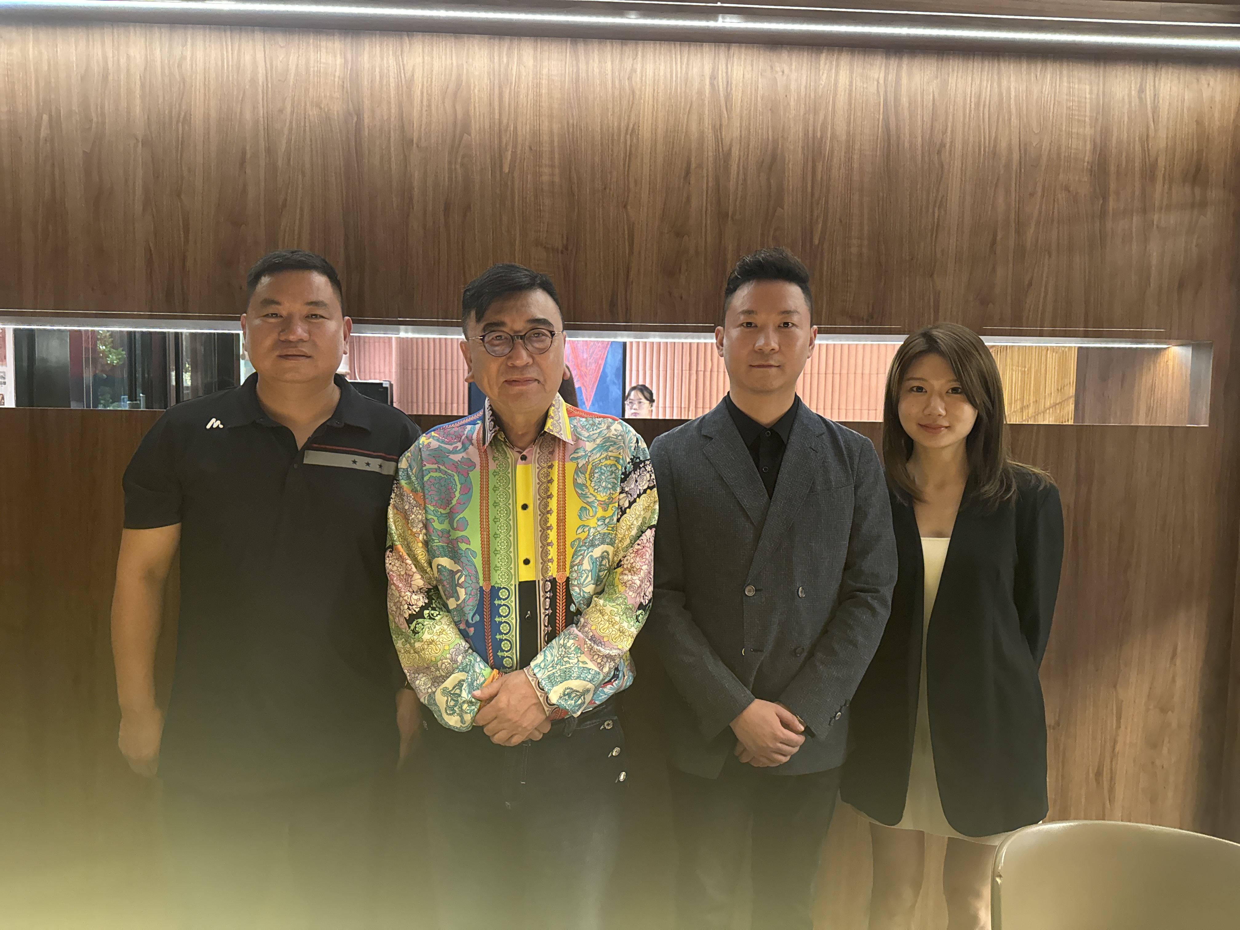 张连志(左二) 与秦增辉(右二)、王超华(左一)等人留影