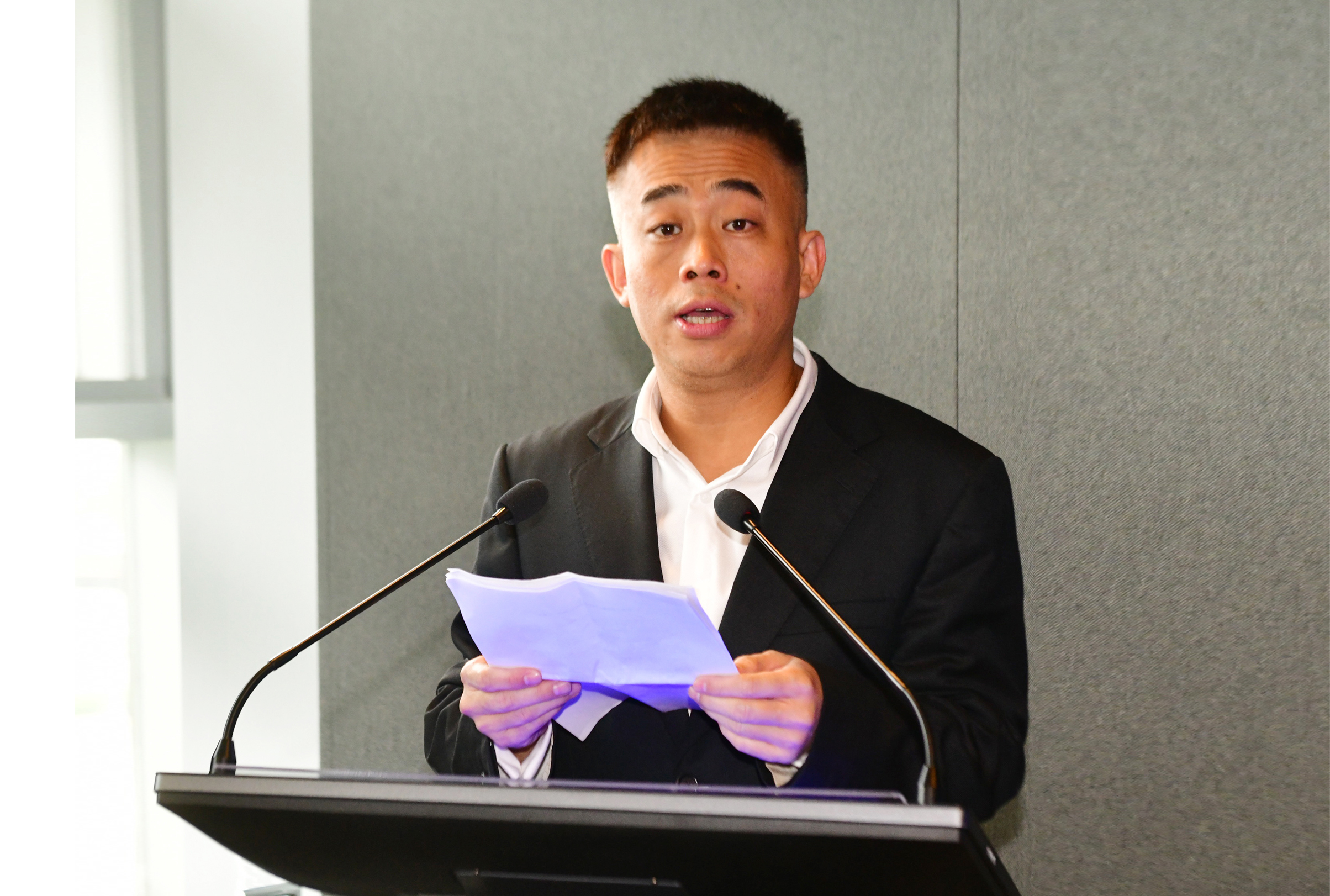 （ ELA50发起人、秘书长，中国新兴产业研究院秘书长迟海宣读《中国低空产业出海全球化香江共识》）