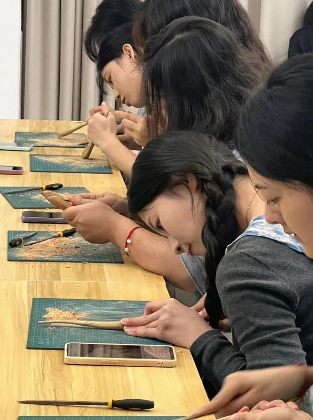 客家根雕在赣州职业技术学院绽放新芽