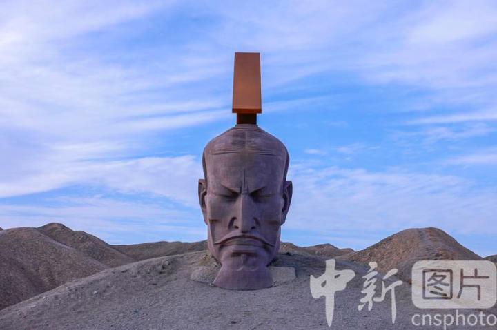 2024年9月19日，位于甘肃省酒泉市瓜州县城南20公里的戈壁国际雕塑艺术长廊，图为雕塑艺术作品《汉武雄风》。中新社发　陈坤　摄