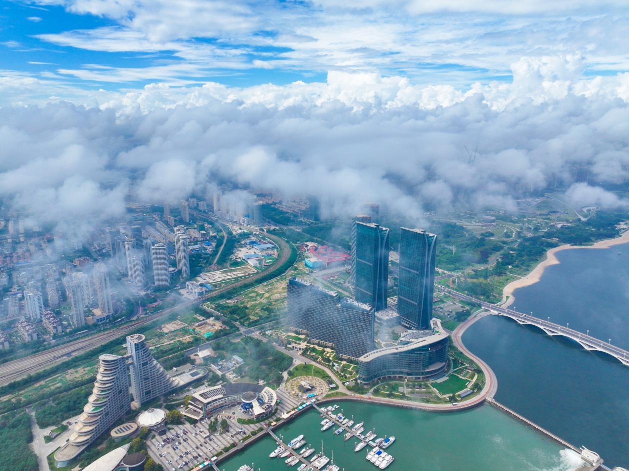 9月19日，飘动的云朵下整座城市显得生机勃勃。宋年升 摄