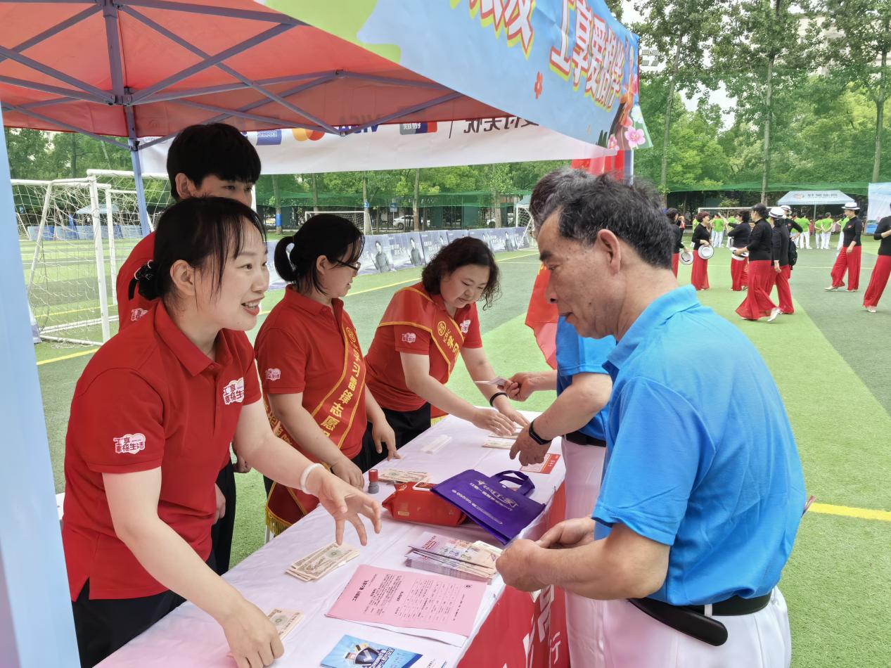 湖北省分行养老金融示范网点——工行武汉百步亭支行为老年客户宣讲消保知识