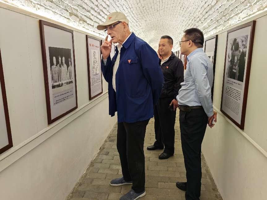 马逸飞（中）陪同柯马凯主席（左一）参观国际友人在延安图片展