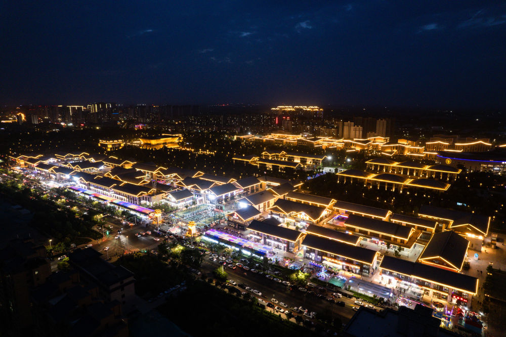 7月10日拍摄的武威汉唐天马城景区夜景（无人机照片）　新华社记者　郎兵兵　摄