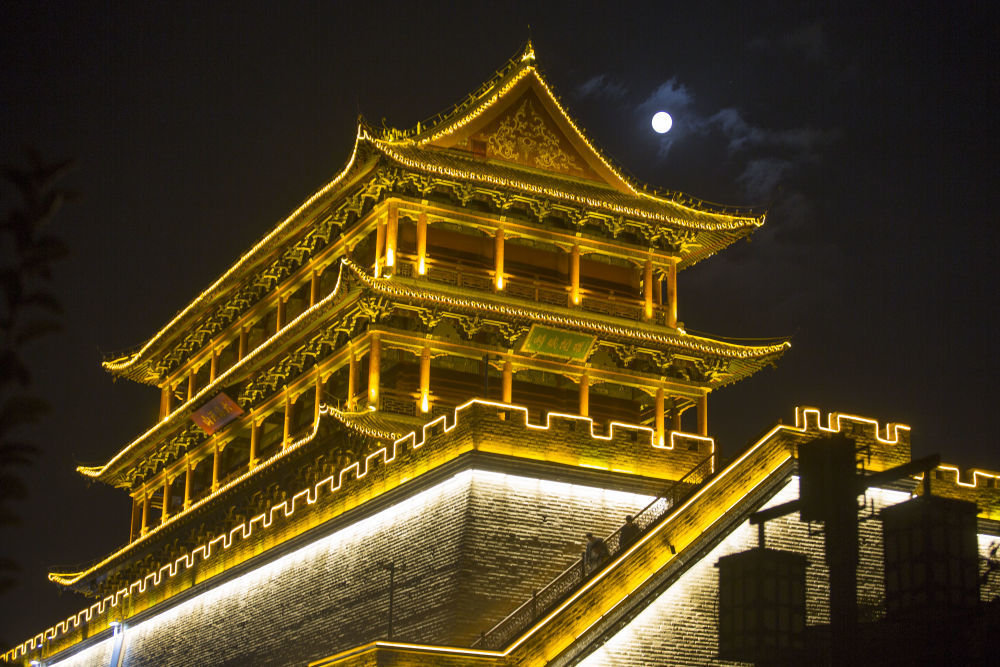 9月17日中秋夜，一轮明月悬挂在武威南城门楼上空。新华社发（姜爱平　摄）