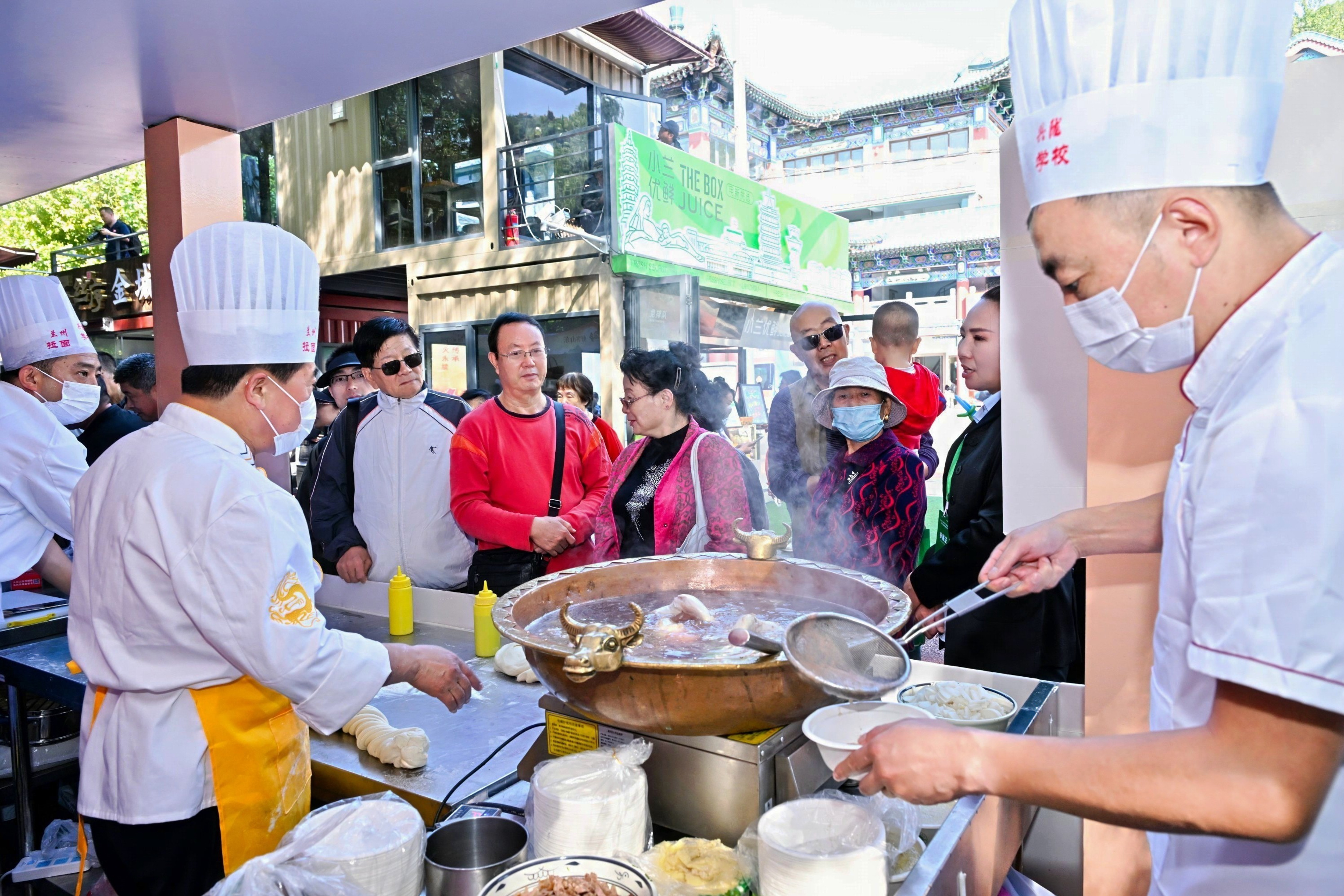 市民品尝特色美食