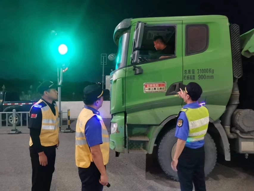 规范渣土运输 江北综执部门开展夜间联合整治