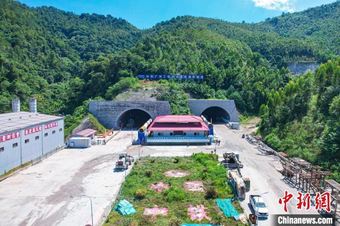9月28日,阳信高速板塘岭隧道双线贯通。中铁广州工程局 供图