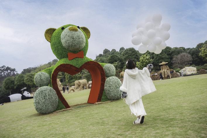 各种造型的“巨型稻草人”,特别适合打卡拍照。 (长春红民文旅度假村供图)