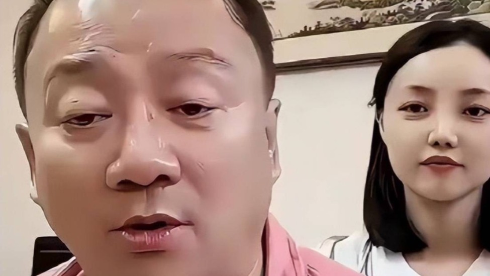 “谢广坤”发怒了！直播间与网友互怼，直言找小30岁老婆是自己能耐