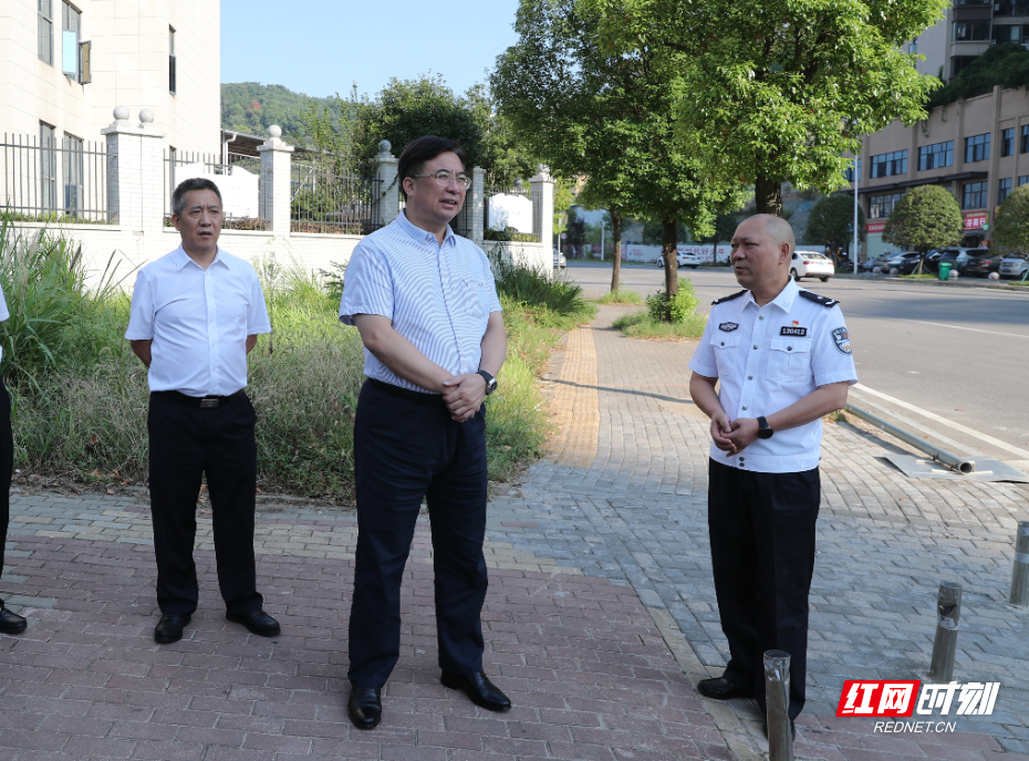 月24日，娄底市委书记邹文辉到娄星区静安街与太山路交叉路口督导道路交通安全工作。