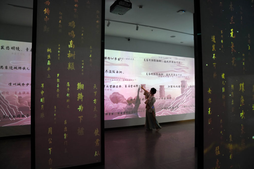 7月9日，讲解员在武威汉唐天马城凉州词馆介绍《凉州词》。新华社记者　马宁　摄