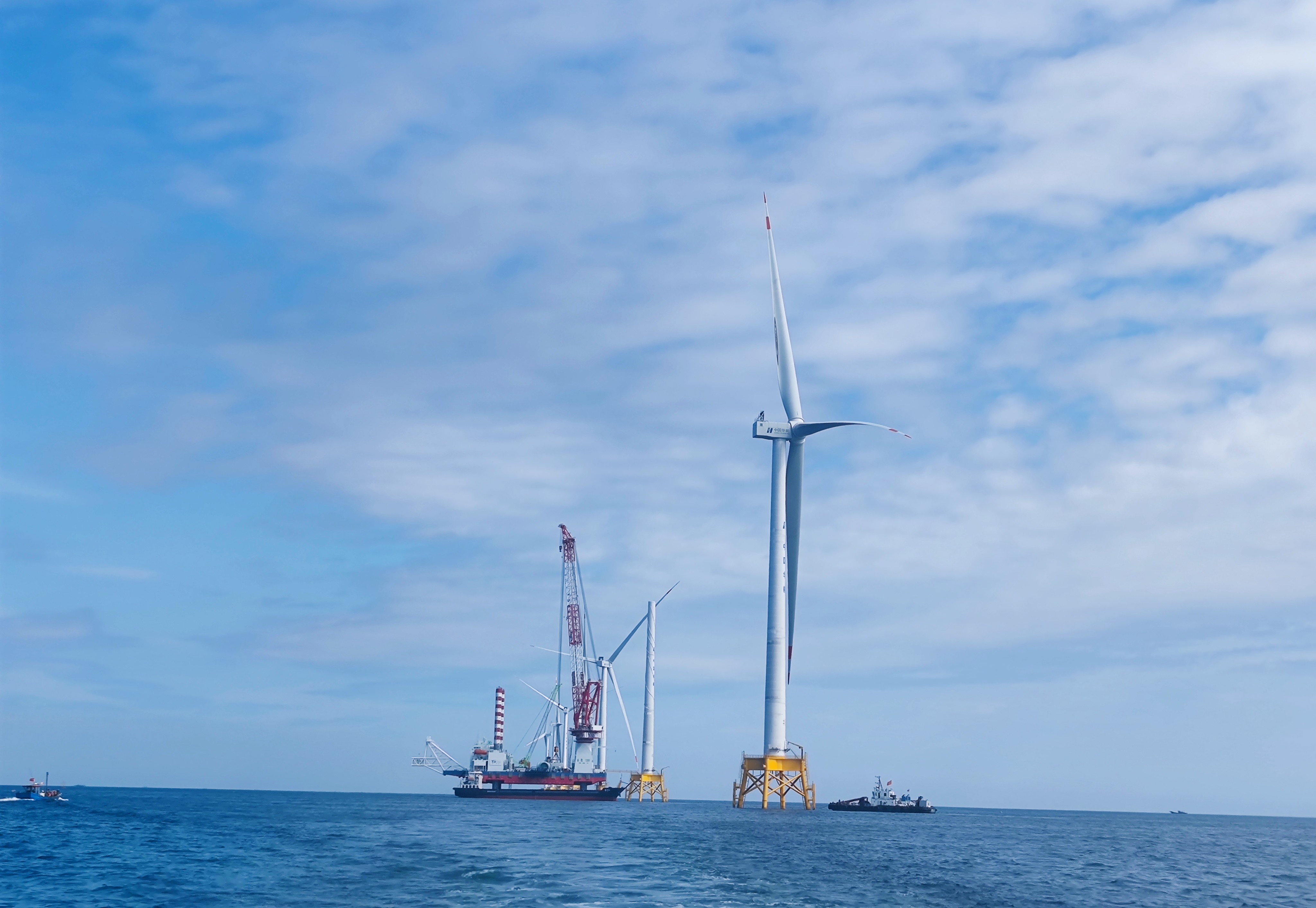 “重庆造”海上风电机组正在海域作业。（企业供图）