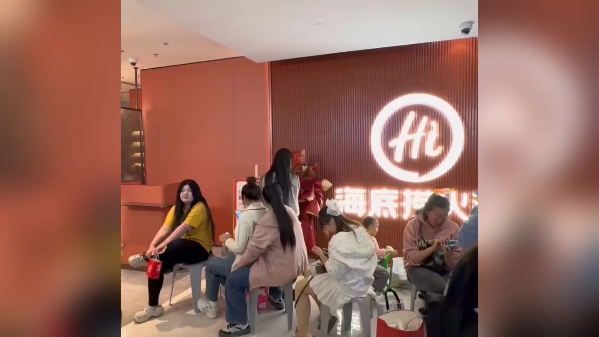 海底捞新疆首店试营业，第一位进店顾客：昨天就来踩点，今天早早就来排队