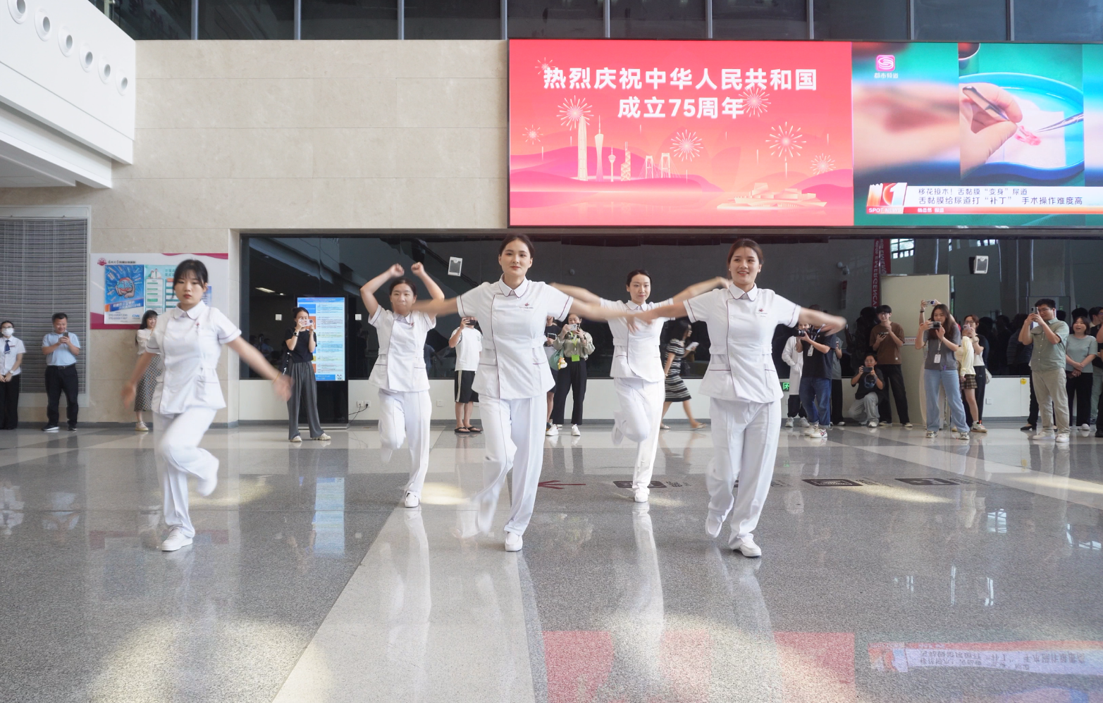 快闪迎国庆  “医”心护健康 华南医院医护快闪活动向祖国告白