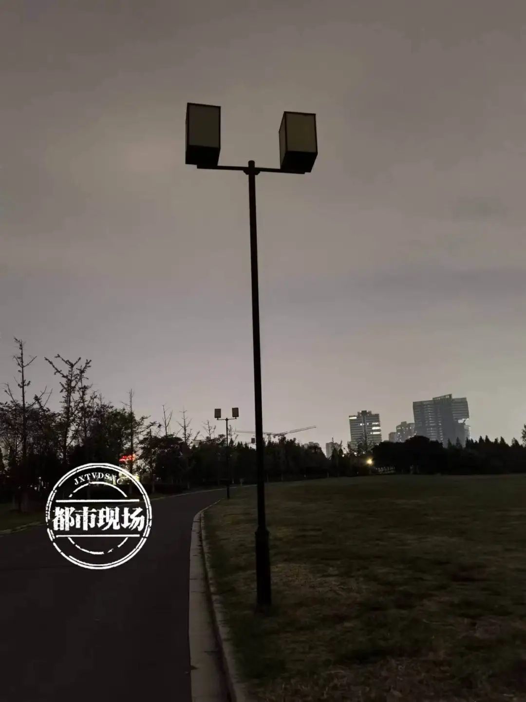 南昌象湖湿地公园西侧路灯成摆设 附近居民：漆黑一片有点瘆人