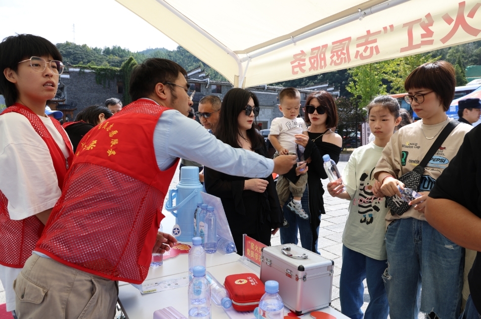 景德镇浮梁县：瑶里迎来旅游高峰 游客络绎不绝