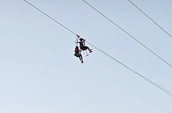 游客被卡高空飞索上动不了，景区回应！凤凰网湖南_凤凰网